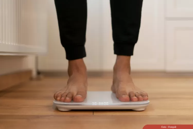 cara menghitung berat badan ideal oke